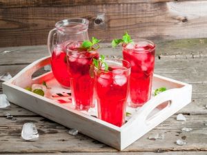 Detoxifying Herbal Drinks Strawberry And Mint Detox Water In A Glass